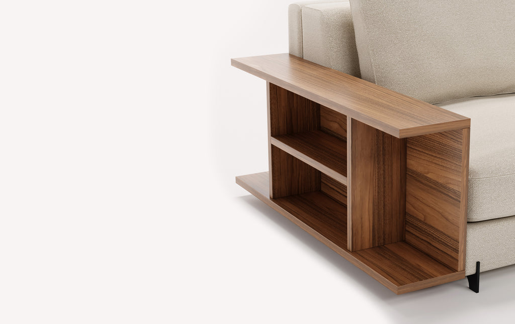 Accoudoir en bois avec étagères intégrées, fixé à un canapé beige. Design moderne et fonctionnel