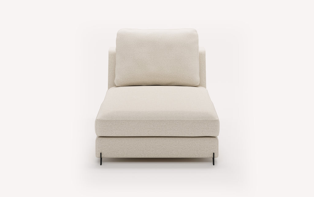 Chaise longue beige avec coussin, modèle Nelly, vue de face, sur fond blanc