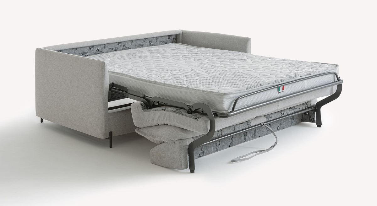 Canapé convertible SERGE Tixer Silver en tissu gris, transformé en lit avec sommier et matelas pour couchage quotidien, style moderne et fonctionnel.