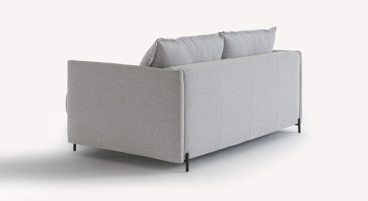 Canapé convertible SERGE Tixer Silver en tissu gris clair avec structure élégante et pieds métalliques noirs, parfait pour un couchage quotidien confortable.