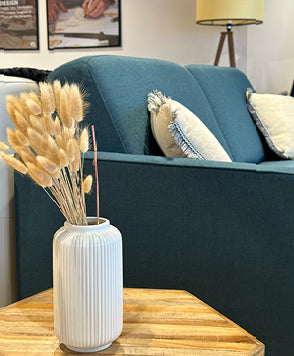 Zoom sur le canapé convertible bleu Jimmy en magasin
