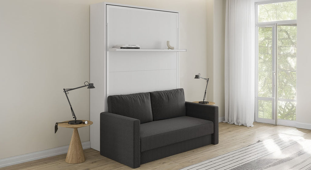 Armoire-lit moderne en ETYA Mélaminé Blanc Façade blanc Luna 32 intégrée dans un salon lumineux avec canapé convertible noir et décoration minimaliste.