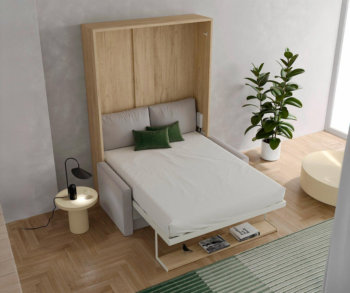 Lit escamotable moderne déployé avec tête de lit en mélaminé imitation bois clair, housse blanche, coussins verts, modèle ETYA Mélaminé Roble aurora dans un intérieur lumineux et épuré.