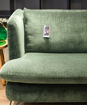 Zoom sur l'assise du canapé en velours vert King en magasin