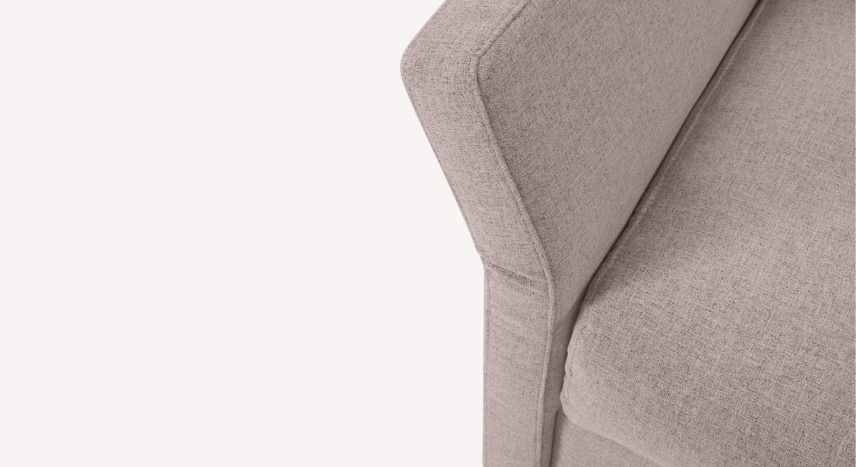 Détail d'un canapé convertible en tissu lavande, modèle Donny, montrant l'accoudoir et le coussin d'assise