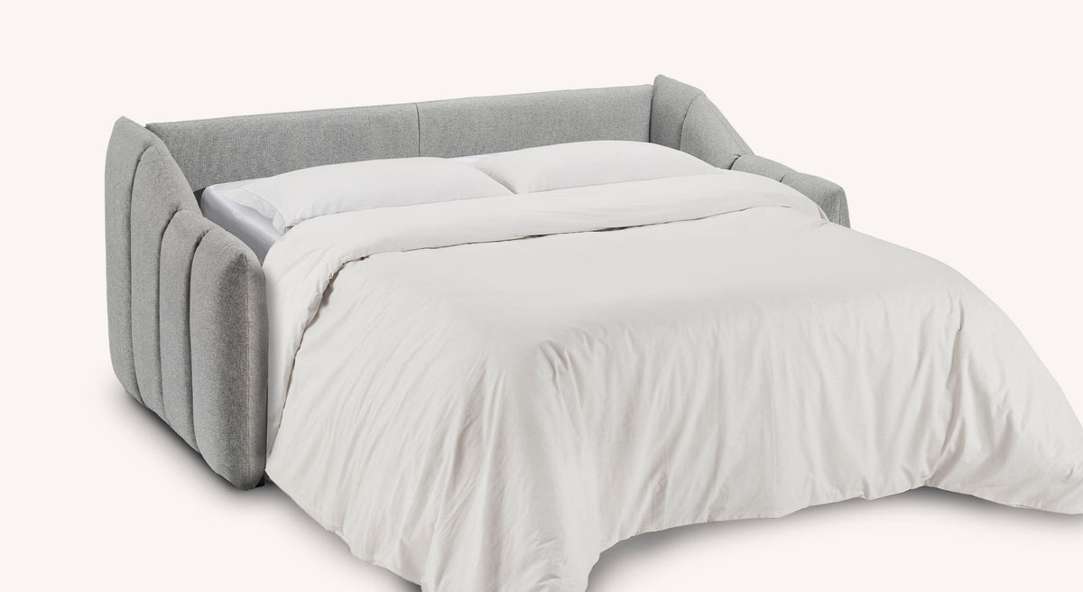 Canapé convertible ERIN Austin Gris en tissu gris clair, transformé en lit avec couette blanche, design moderne et confortable idéal pour couchage quotidien.