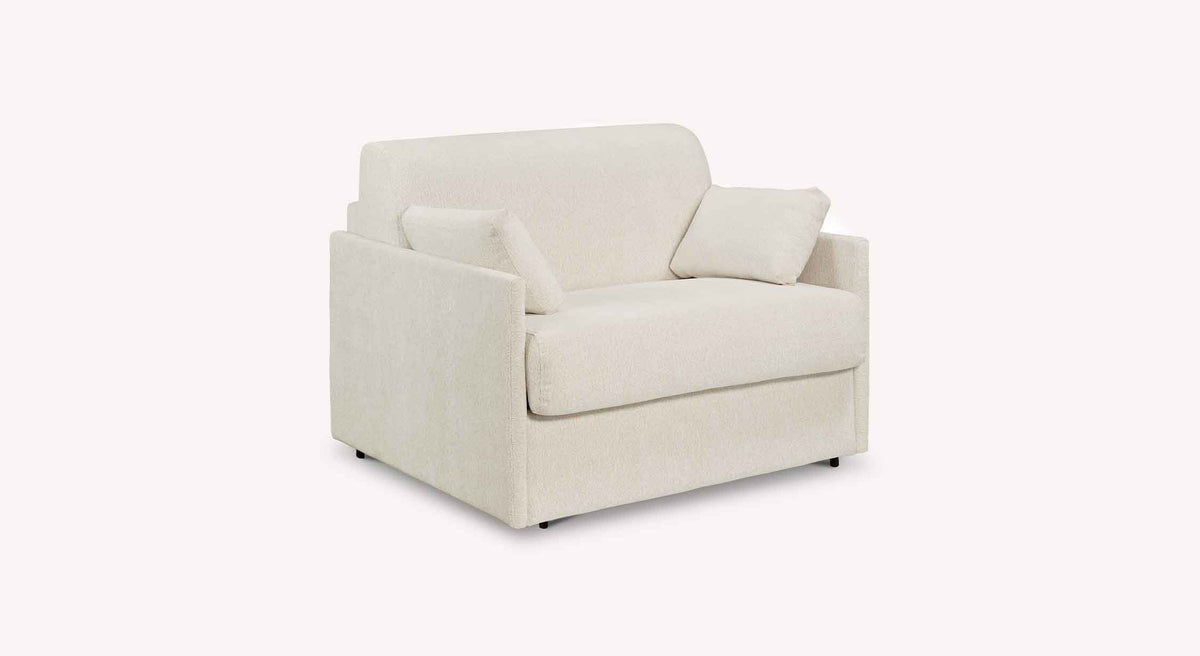 Fauteuil JERRY Compact Misterio Ivoire, fauteuil compact en tissu ivoire avec coussins assortis, idéal pour les petits espaces et un salon moderne.