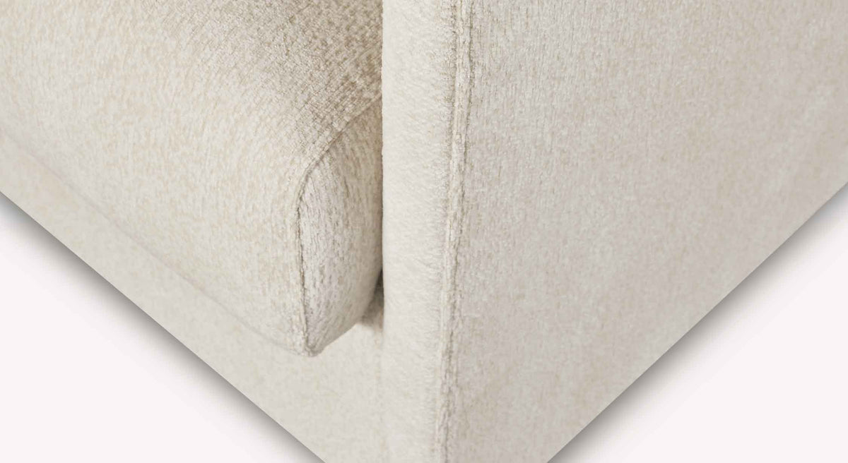 Détail du tissu ivoire doux et texturé du Fauteuil JERRY Compact Misterio Ivoire, illustrant la qualité et la finition soignée du mobilier signé La Maison Convertible.