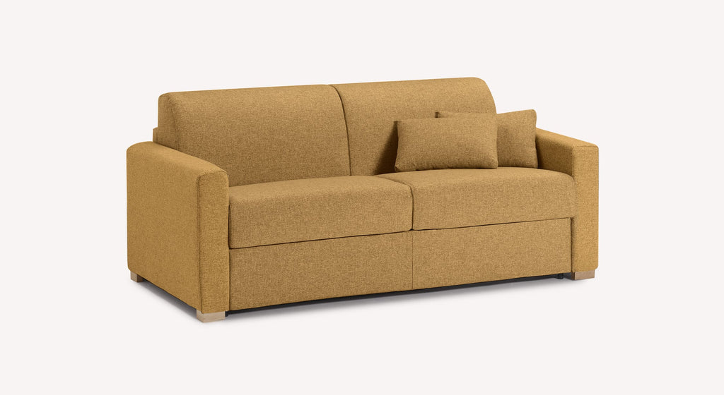 Canapé convertible JERRY Denver Ambre en tissu couleur ambre avec deux coussins assortis, design moderne et confortable adapté au couchage quotidien.