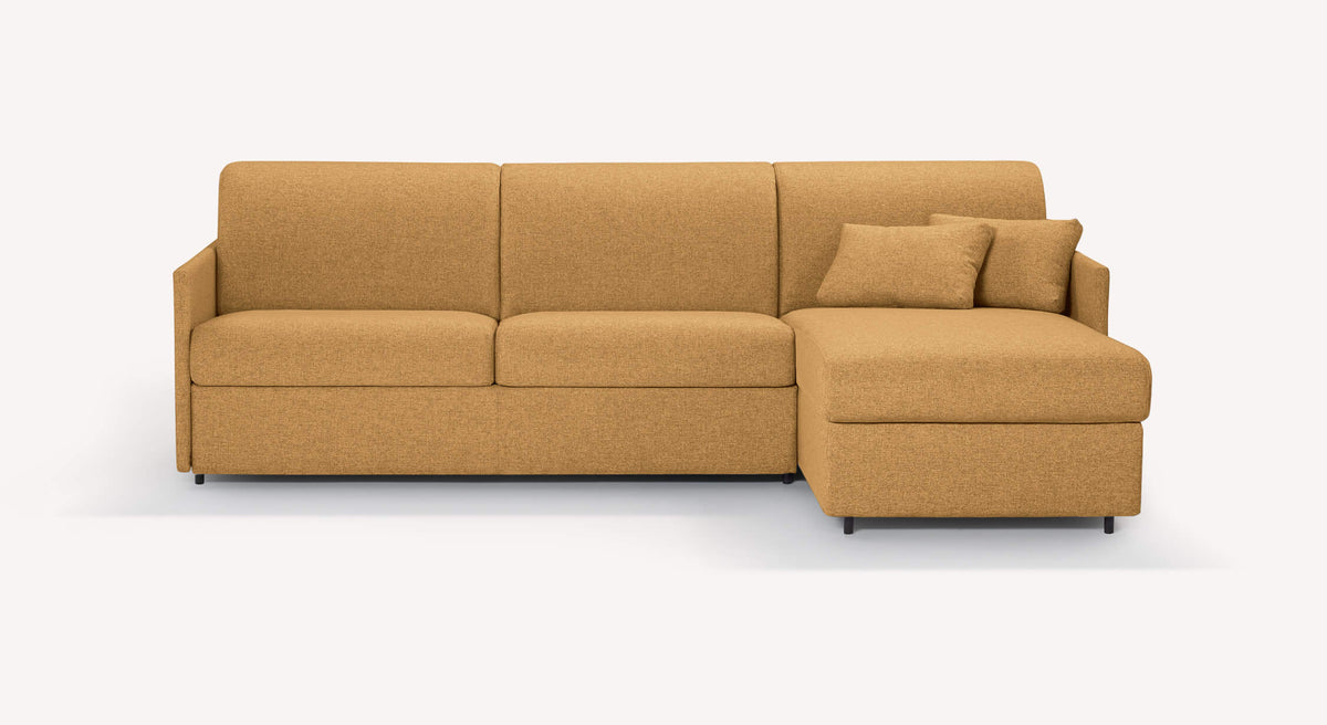 Canapé convertible d'angle compact modèle Jerry, couleur ambre, avec accoudoirs et coussins assortis