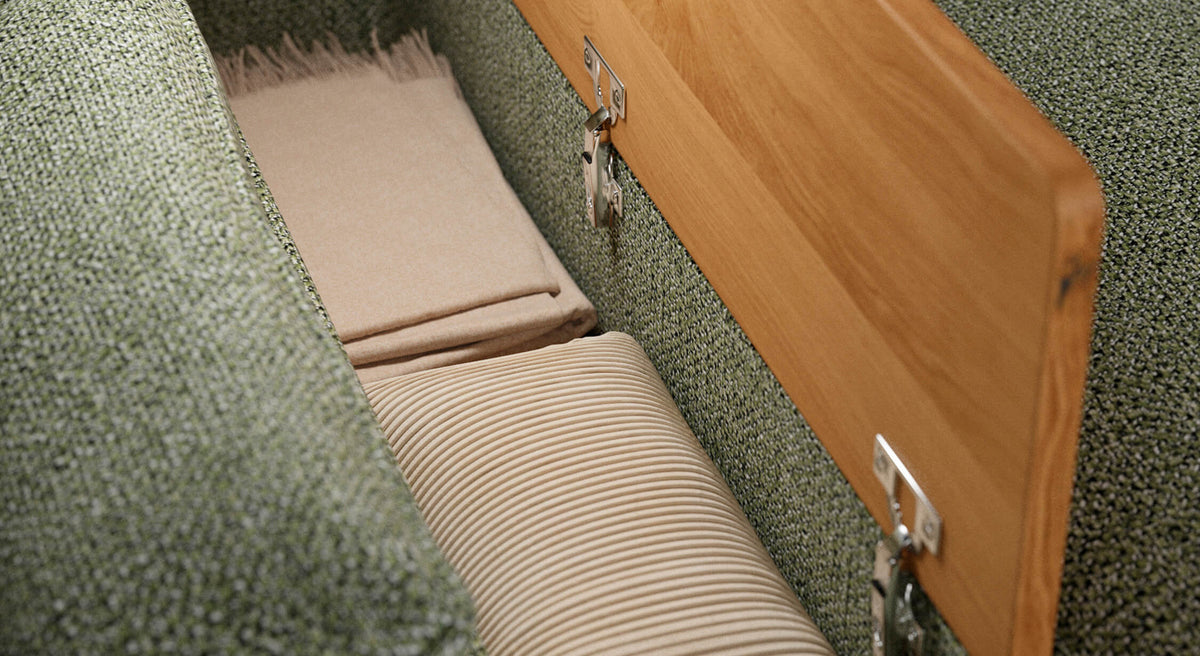 MAX Accoudoirs Coffre Compact Bois Mariclo Olive avec rangement intérieur en bois et tissu vert olive, idéal pour coussins et accessoires de canapé convertible.