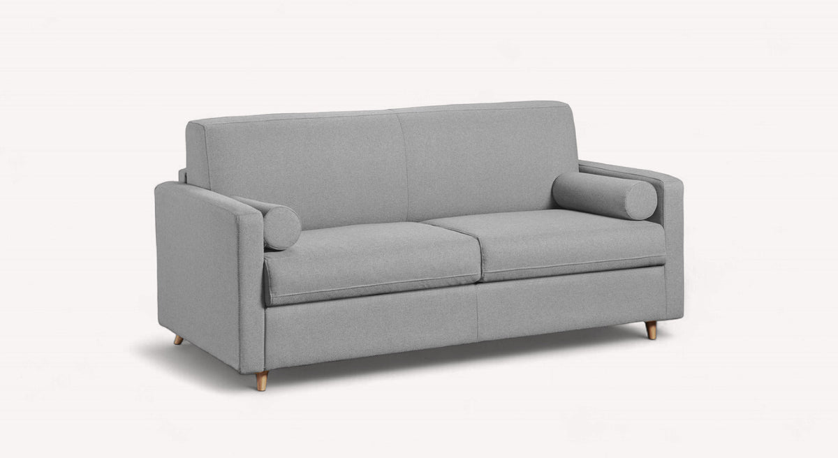 Canapé convertible NOVA Barrel Etain en tissu gris, design moderne avec accoudoirs arrondis et pieds en bois clair, idéal pour couchage quotidien avec vrai matelas.