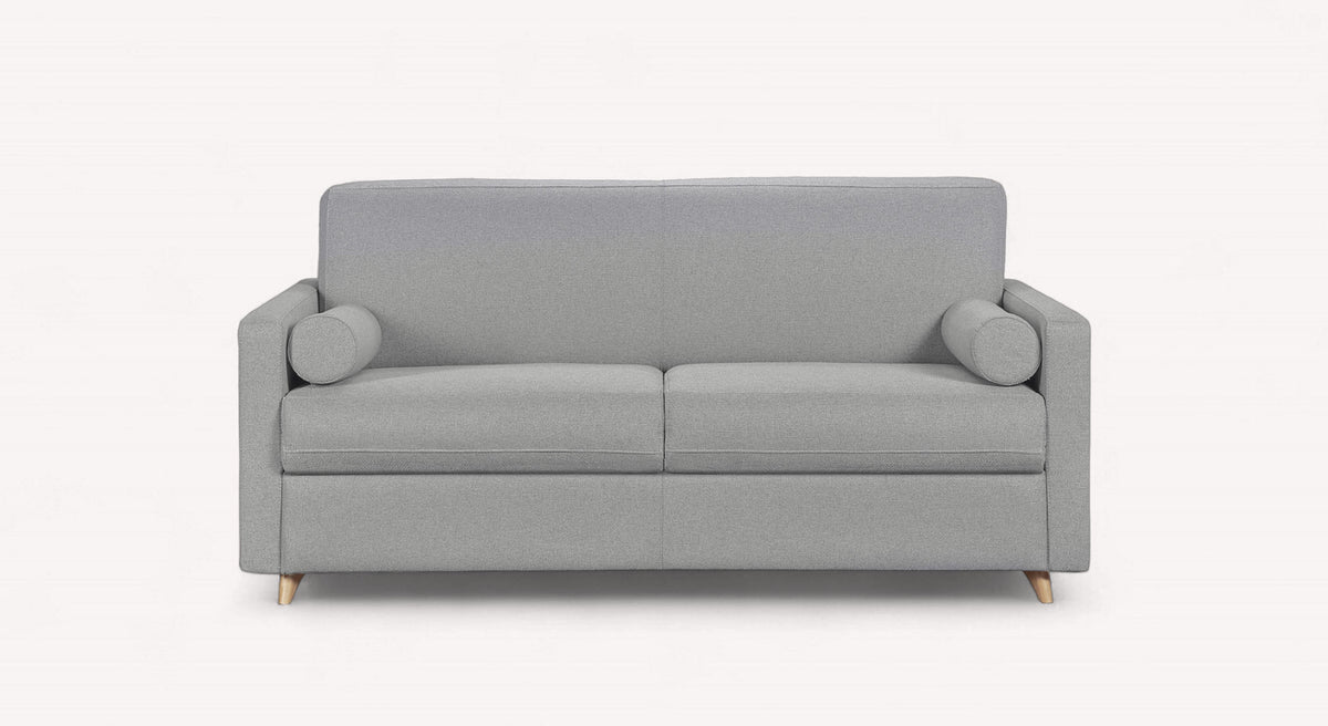 Canapé convertible NOVA Barrel Etain en tissu gris clair avec coussins cylindriques et pieds en bois clair, offrant un couchage pratique et confortable au design moderne.