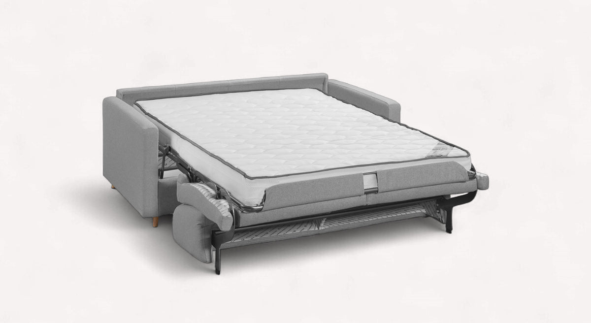Canapé convertible NOVA Barrel Etain déplié en lit avec matelas intégré, tissu gris clair, design moderne et fonction pratique pour couchage quotidien.