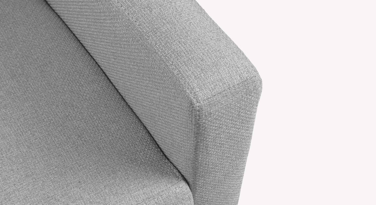 Détail du tissu gris clair du canapé convertible NOVA Barrel Etain mettant en valeur la texture et la qualité du revêtement pour un usage quotidien confortable.