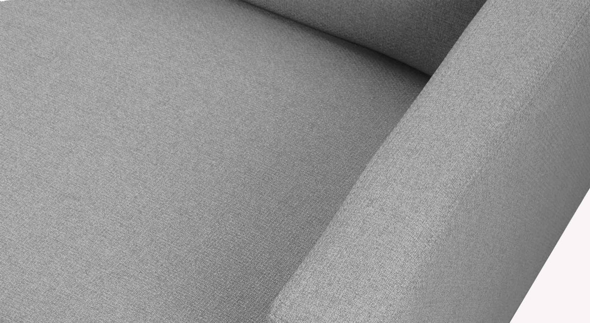 Détail en gros plan du tissu gris clair du canapé convertible NOVA Barrel Etain, mettant en valeur la texture douce et la qualité du revêtement.