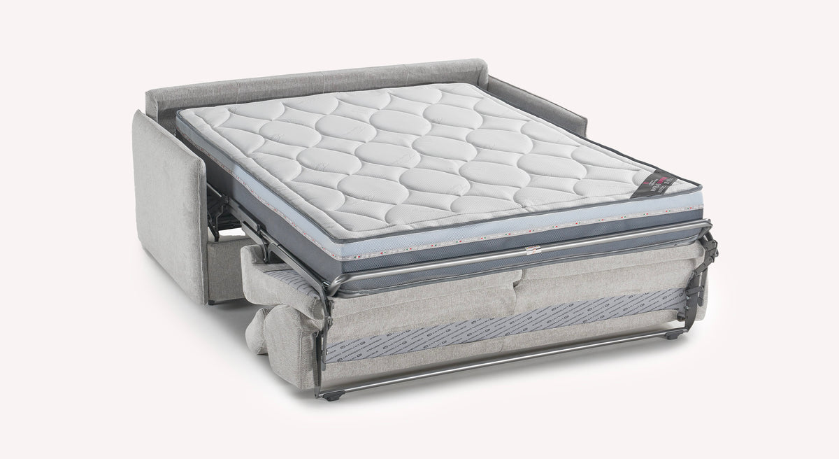 Canapé convertible Tania ouvert, tissu gris perle, matelas visible, design moderne et fonctionnel