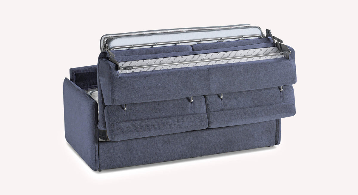 Canapé convertible TANIA Aragon Bleu nuit en tissu bleu nuit avec mécanisme déplié, offrant un couchage confortable et pratique pour un usage quotidien.
