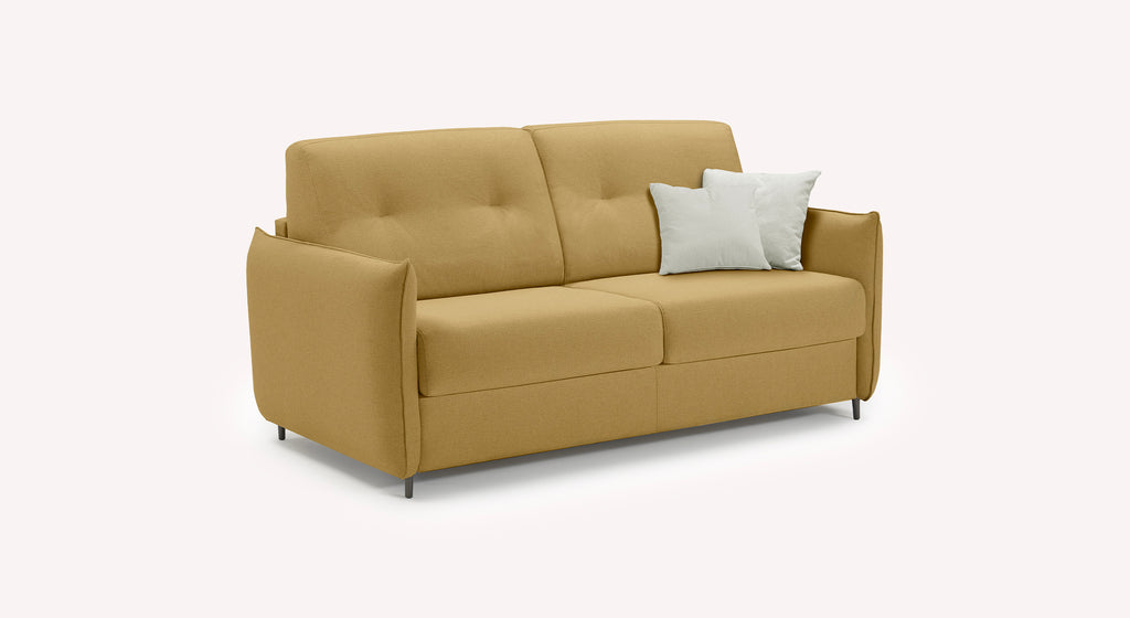 Canapé convertible TONY Barrel Curry en tissu curry avec coussins gris, design confortable et élégant idéal pour un couchage quotidien.
