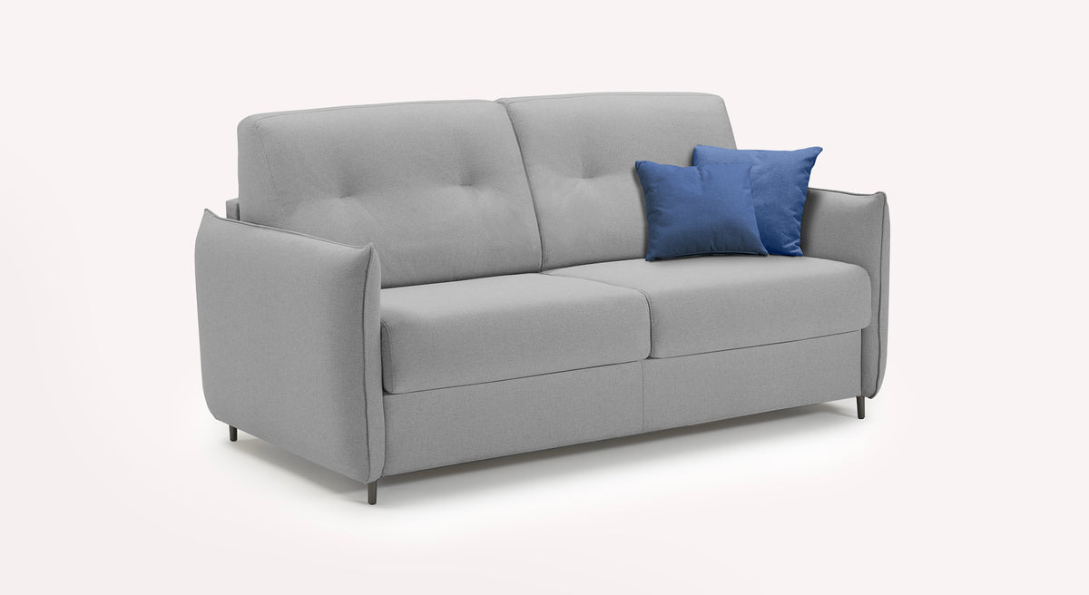 Canapé convertible Tony en tissu gris étain avec coussin bleu, design moderne et épuré