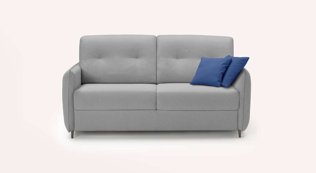 Canapé convertible gris en tissu avec deux coussins bleus, modèle Tony Barrel Étain