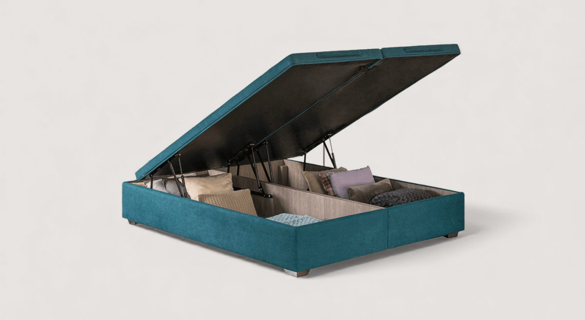 Sommier Coffre CABOURG Bronx Pétrol en tissu bleu pétrole avec espace de rangement ouvert contenant des coussins et une couverture, idéal pour un couchage quotidien avec rangement intégré.