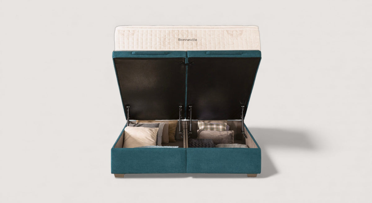 Sommier Coffre CABOURG Bronx Pétrol ouvert avec espace de rangement organisé et matelas beige, idéal pour optimiser le rangement dans une chambre moderne.