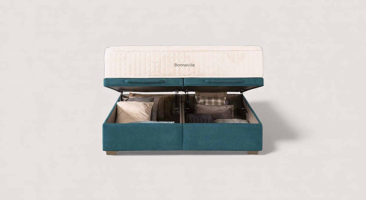 Pack CABOURG Bronx Pétrol avec matelas levé révélant un espace de rangement intérieur, parfait pour optimiser l’espace dans une chambre avec un lit coffre pratique et élégant.