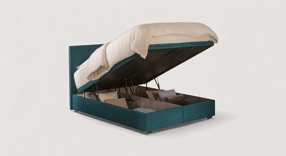 Pack CABOURG Bronx Pétrol, lit coffre en tissu bleu pétrole, offrant un espace de rangement spacieux sous le matelas pour un canapé convertible pratique et élégant.