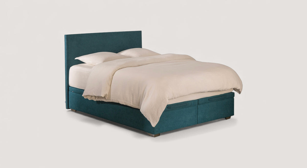 Lit coffre en tissu bleu pétrole avec tête de lit verticale, modèle Pack CABOURG Bronx Pétrol, idéal pour optimiser l’espace de rangement et offrir un couchage confortable.