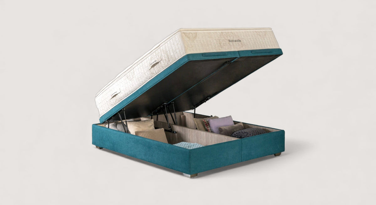 Pack CABOURG Bronx Pétrol, lit coffre relevable avec matelas et espace de rangement intégré, tissu bleu pétrole élégant et design pratique pour optimiser l'espace de la chambre.