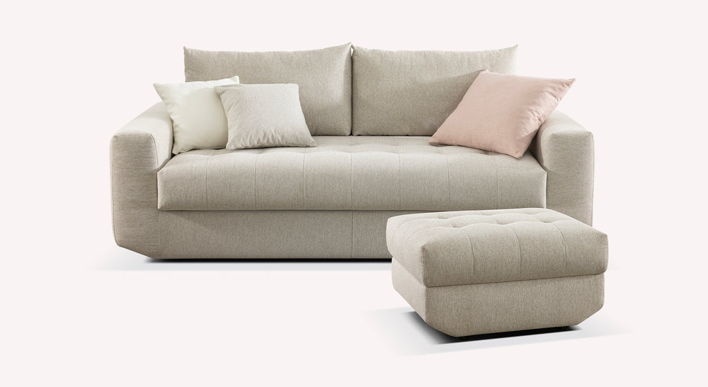 Lot canapé droit et pouf STELLA en tissu beige clair avec coussins assortis, design moderne et épuré pour un salon confortable et élégant.