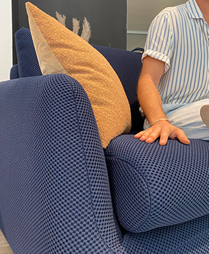 Zoom sur l'assise du canapé LUZ avec le design Romain Brals