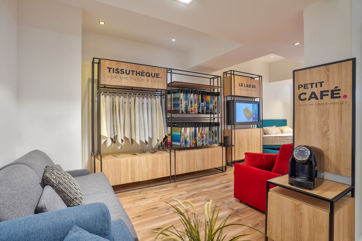 Intérieur de La Maison du Convertible, 143 avenue de Wagram, avec espace tissu, canapé, machine à café et écran interactif