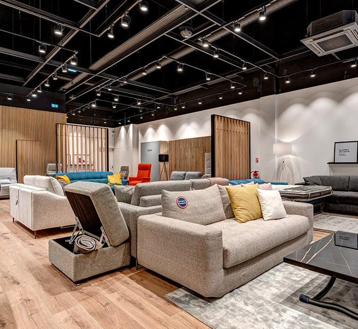Showroom de La Maison du Convertible avec divers canapés convertibles, éclairage moderne et décoration intérieure élégante