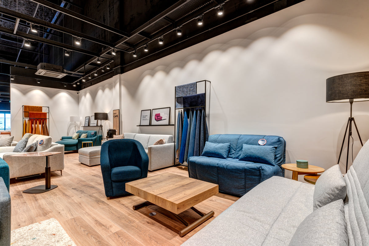 Showroom de La Maison du Convertible avec canapés modernes, fauteuils et tables en bois, éclairage suspendu, 90 av Henri Barbusse, Plaisir