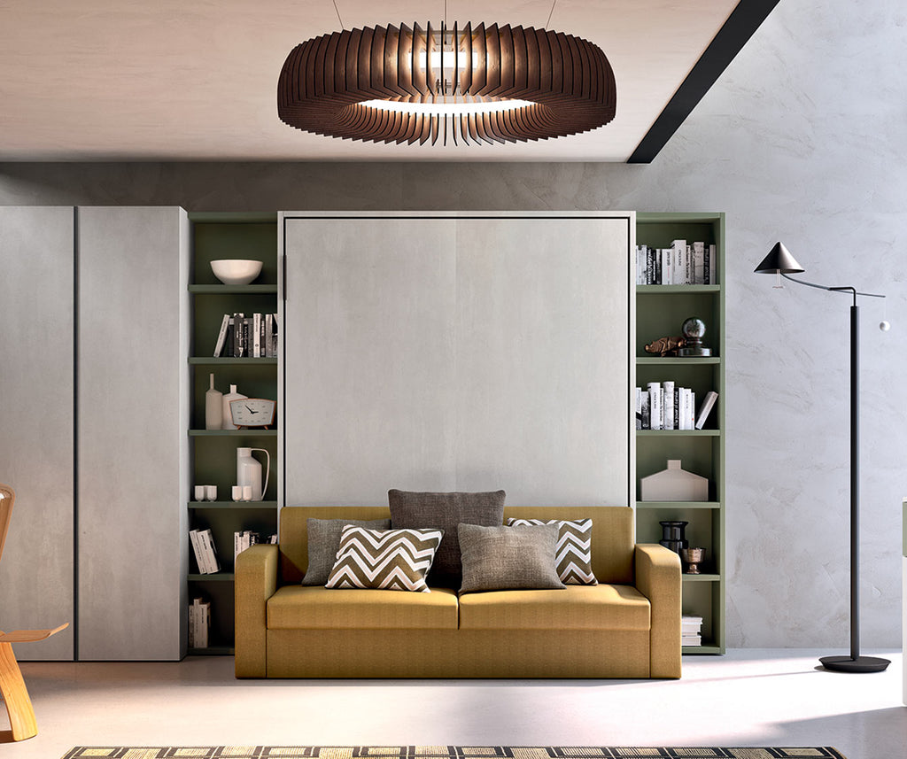 Canapé moderne marron clair avec coussins décoratifs devant un mur gris, intégré dans un espace de rangement vert, présenté comme modèle LUCY CANAPÉ +50 coloris & matériaux.
