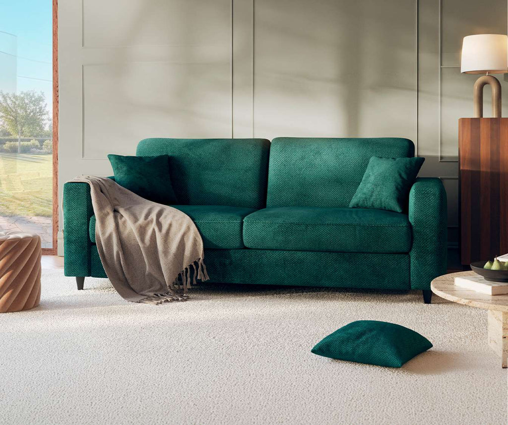 Canapé convertible ALBA Moby Sapin en tissu vert sapin avec coussins assortis, ambiance chaleureuse et cosy idéale pour un couchage quotidien.