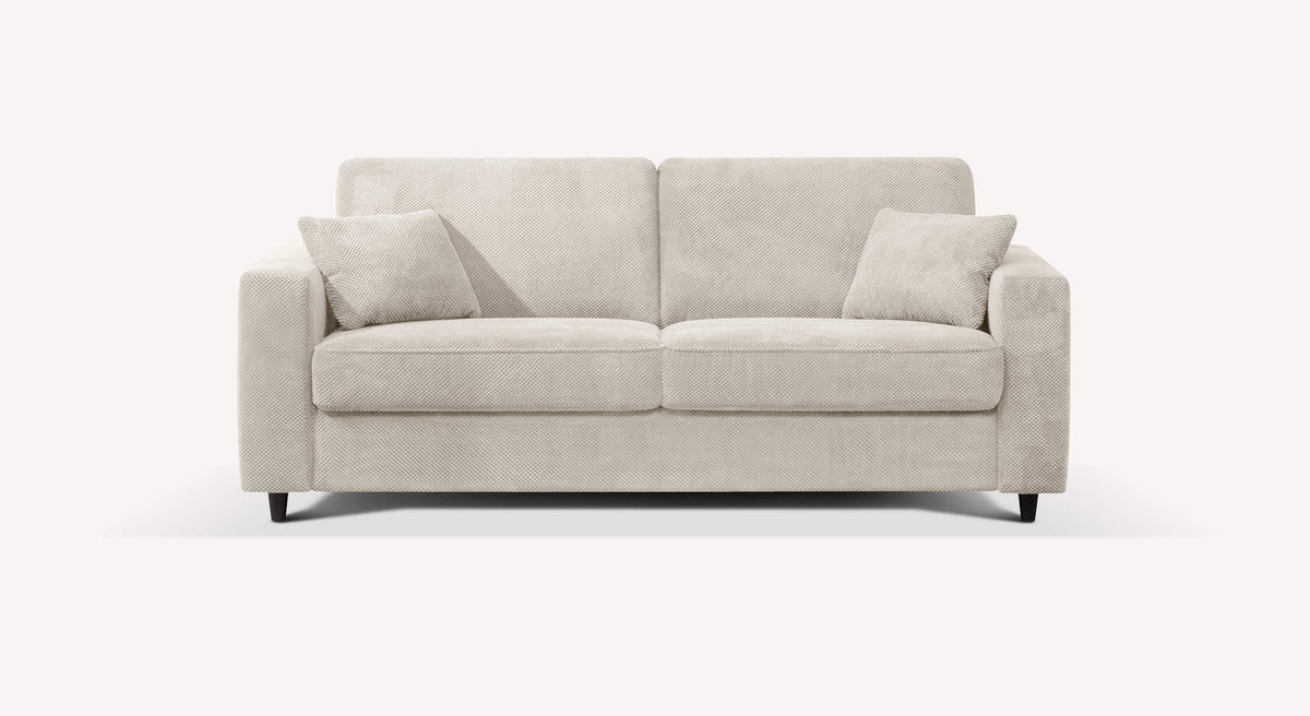 Canapé convertible Alba en tissu Moby avoine, avec accoudoirs carrés et deux coussins assortis, sur fond blanc