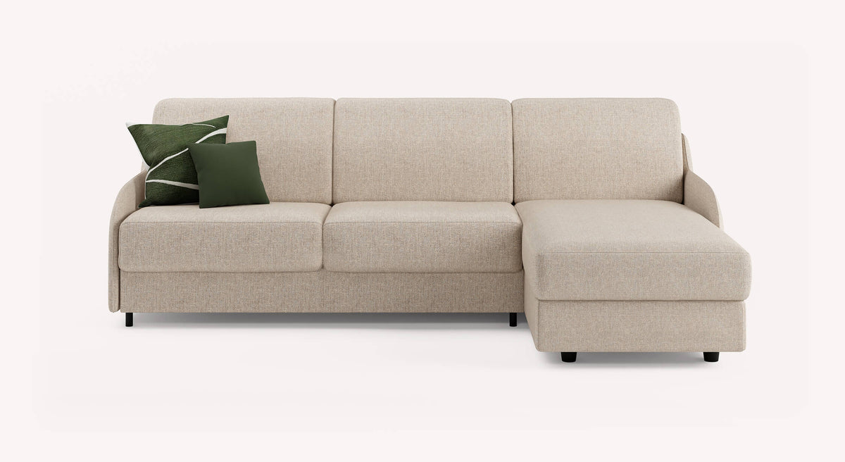 Canapé ALIX Compact Angle Denver Naturel en tissu beige clair avec méridienne à droite et coussins verts, design moderne et confortable pour un couchage quotidien.