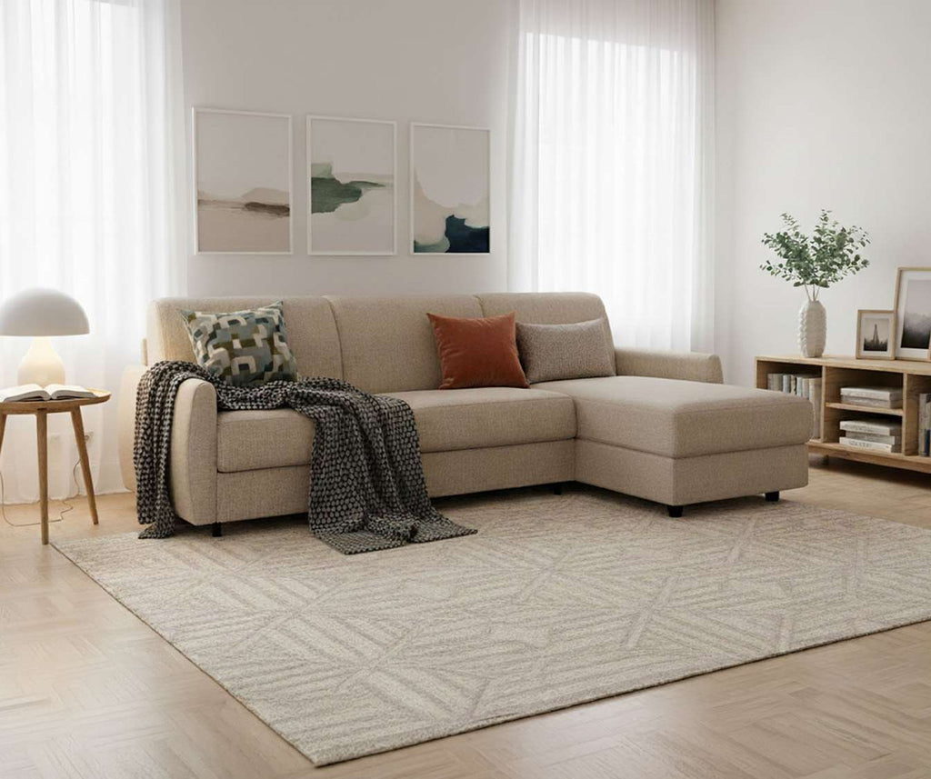Canapé d'angle convertible ALIX Angle Denver Naturel dans un salon lumineux avec tapis beige, coussins décoratifs et ambiance chaleureuse et moderne.