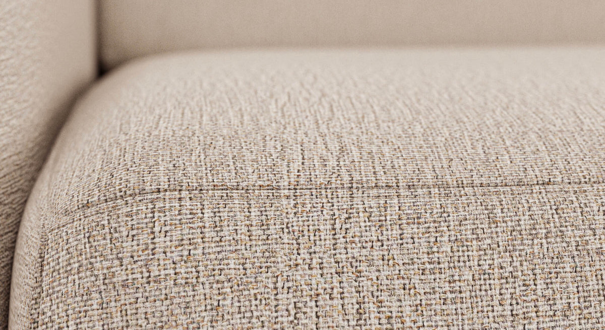 Détail en gros plan du tissu naturel texturé du canapé convertible ALIX Compact Angle Denver Naturel, illustrant la qualité du revêtement et le confort du modèle.
