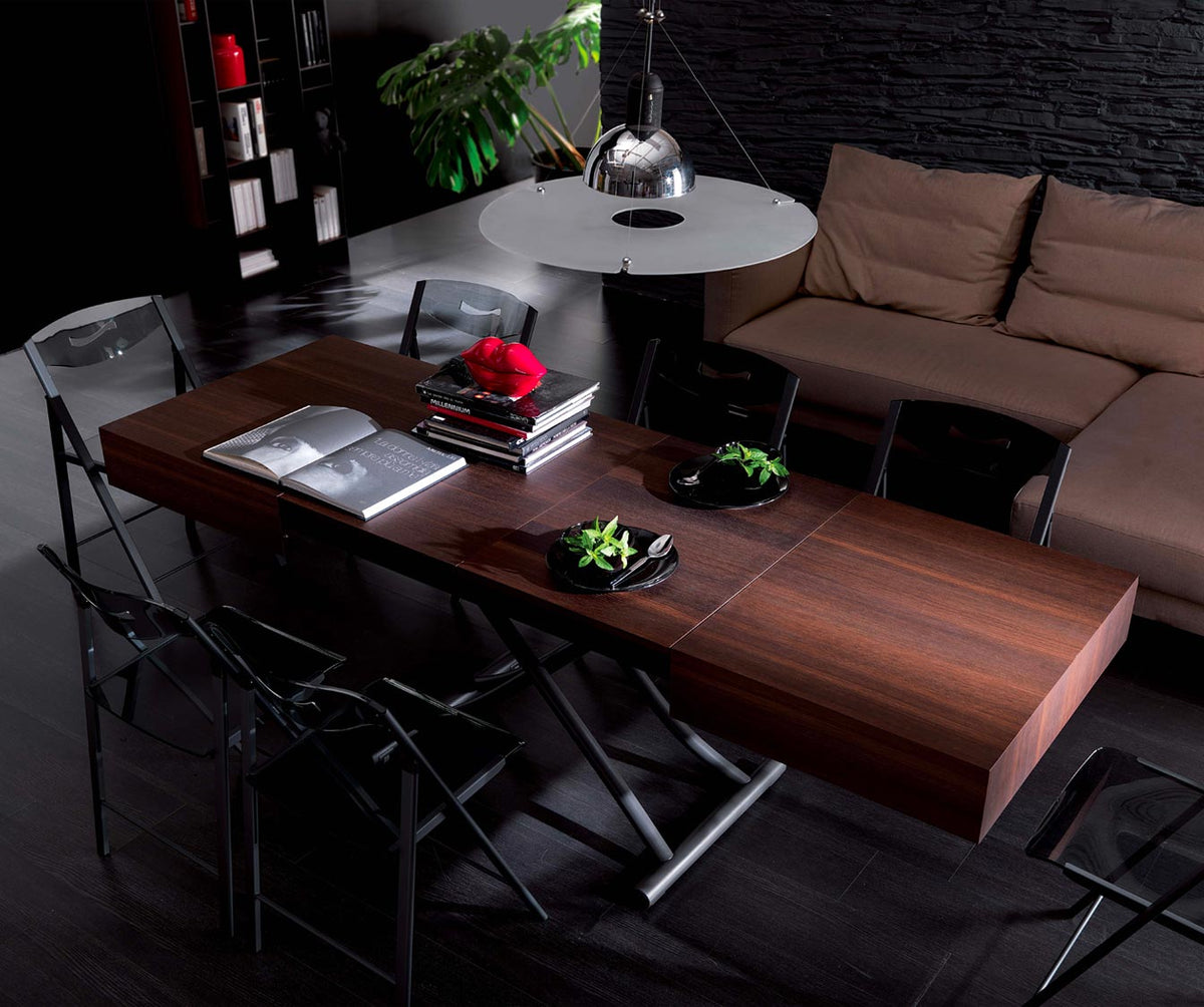 Table extensible en bois avec finition BOX LEGNO Plaqué Rovere wild bianco dans un salon moderne, entourée de chaises et d’un canapé confortable beige.