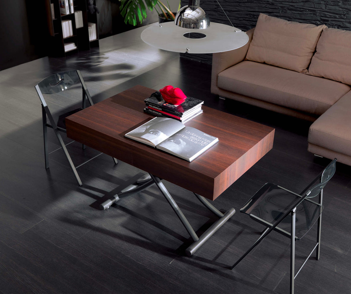 Table extensible élégante BOX LEGNO Plaqué Rovere wild bianco en bois clair avec un plateau ouvert, intégrée dans un salon moderne avec canapé et chaises transparentes.