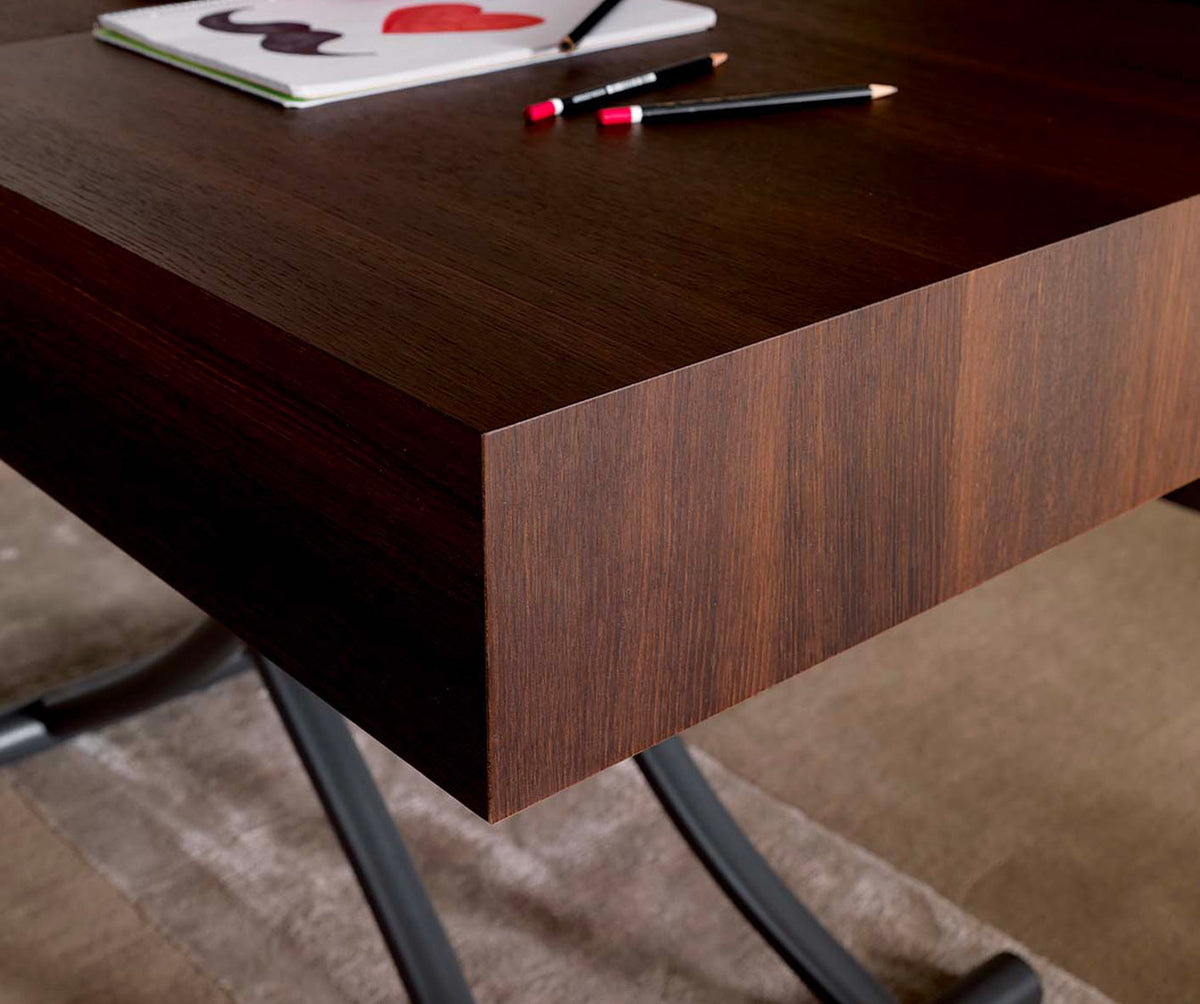 Détail en gros plan du plateau en bois foncé de la table extensible BOX LEGNO Plaqué Rovere wild bianco, illustrant la finition soignée et l'élégance contemporaine du meuble.