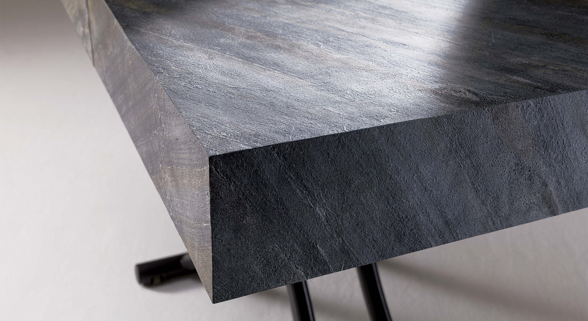 Détail rapproché du plateau en bois massif effet ardoise gris foncé du modèle BOX LEGNO Plaqué Rovere wild bianco, mettant en valeur son design robuste et contemporain.