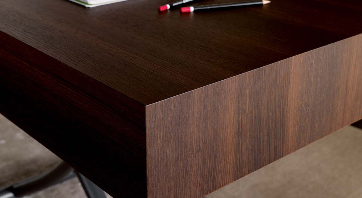 Détail en gros plan du plateau en bois foncé de la table extensible BOX LEGNO Plaqué Rovere wild bianco, mettant en valeur la finition naturelle et élégante du matériau.