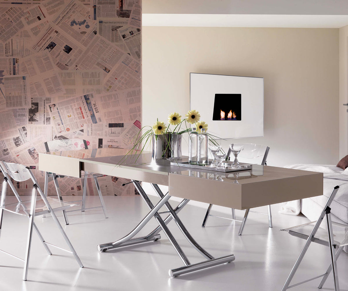 Table extensible moderne en finition laquée avec structure en métal, décorée de fleurs et verres, intégrant la BOX Verre Extrachiaro dans un intérieur épuré et lumineux.