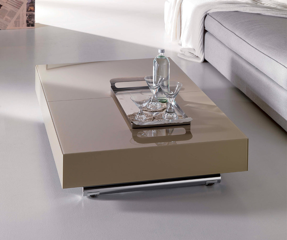 Table basse design laquée beige avec plateau extensible, mise en scène avec un plateau décoratif et un canapé gris en arrière-plan, modèle BOX Verre Extrachiaro.
