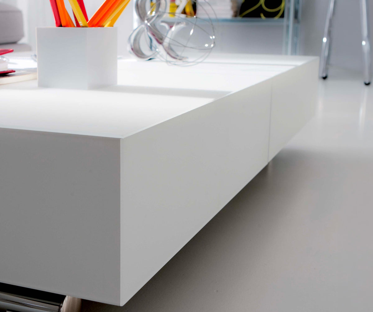 Table basse blanche moderne au design épuré et minimaliste, composant de la collection BOX Verre Extrachiaro, parfaite pour un intérieur contemporain.